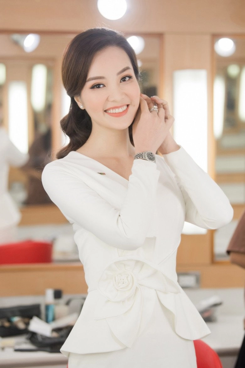Á hậu đẹp nhất vtv quanh năm ăn diện kiểu nữ thần công sở hiếm hoi diện bikini chỉ dám khoe ảnh chụp từ xa - 1