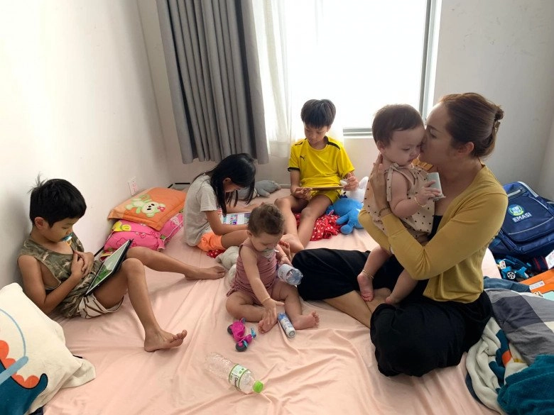 Á hậu diễm châu đơn thân nuôi 5 con không trợ cấp bị nhắc nhở con lớn vẫn ngậm ti giả - 1
