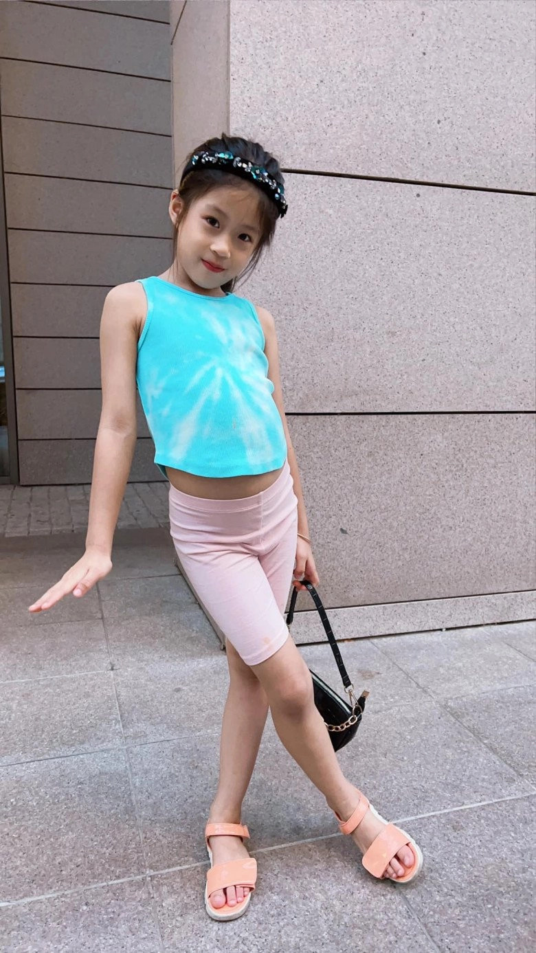 Á hậu diễm trang khoe con gái xinh thần thái sang chảnh bà trùm hoa hậu liền để mắt - 1