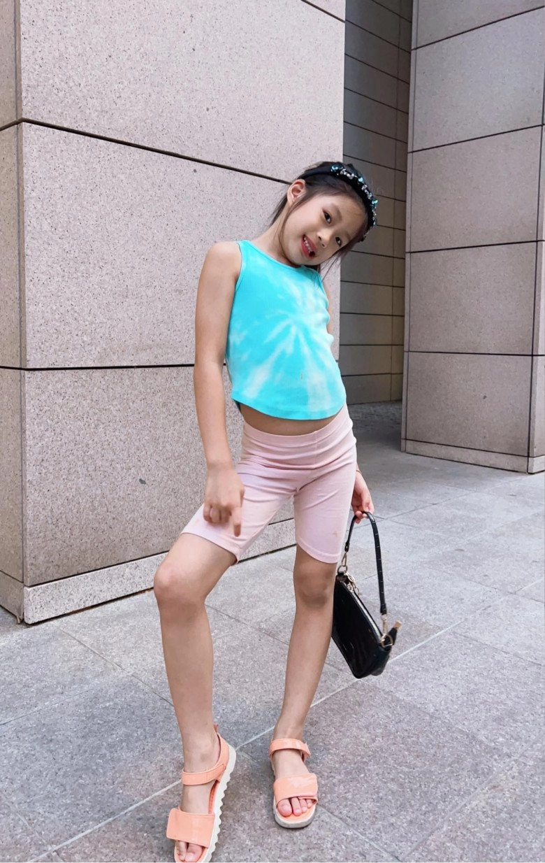 Á hậu diễm trang khoe con gái xinh thần thái sang chảnh bà trùm hoa hậu liền để mắt - 2