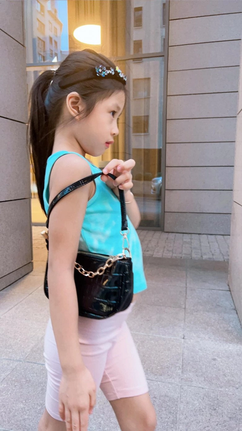 Á hậu diễm trang khoe con gái xinh thần thái sang chảnh bà trùm hoa hậu liền để mắt - 3