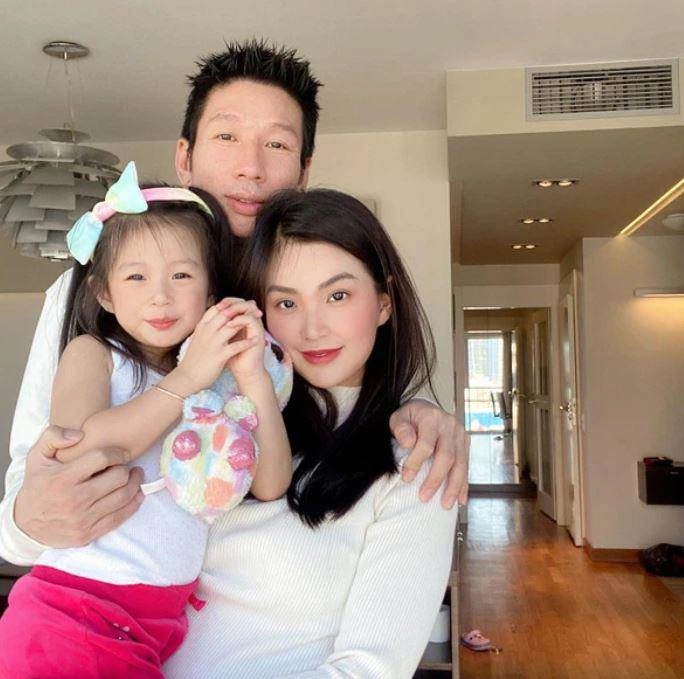 Á hậu diễm trang khoe con gái xinh thần thái sang chảnh bà trùm hoa hậu liền để mắt - 9