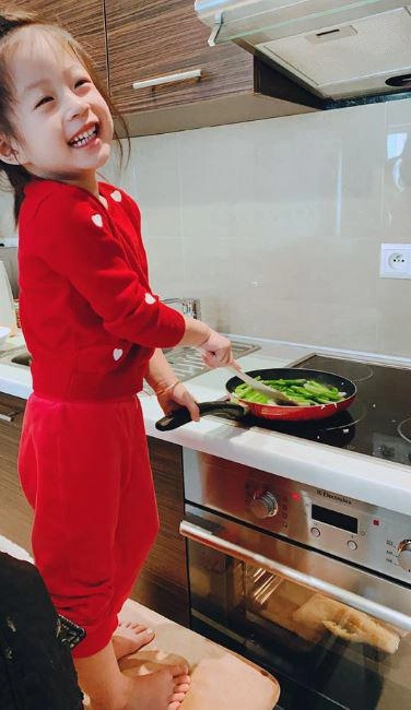 Á hậu diễm trang khoe con gái xinh thần thái sang chảnh bà trùm hoa hậu liền để mắt - 11