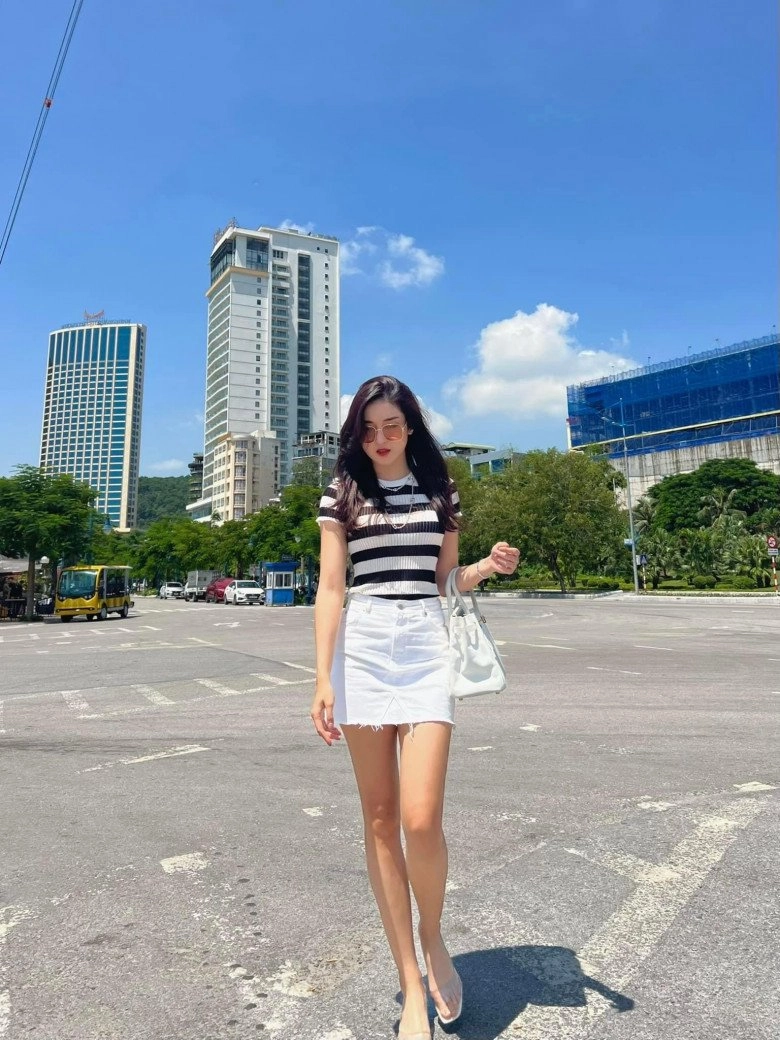 Á hậu huyền my khoe chân dài trên phố xách nhẹ chiếc túi sang nhất làng mốt - 1