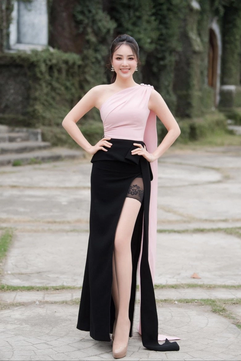 Á hậu thuỵ vân diện đầm xẻ khoe báu vật trời ban tinh tế mặc thêm phụ tùng lên sóng - 1