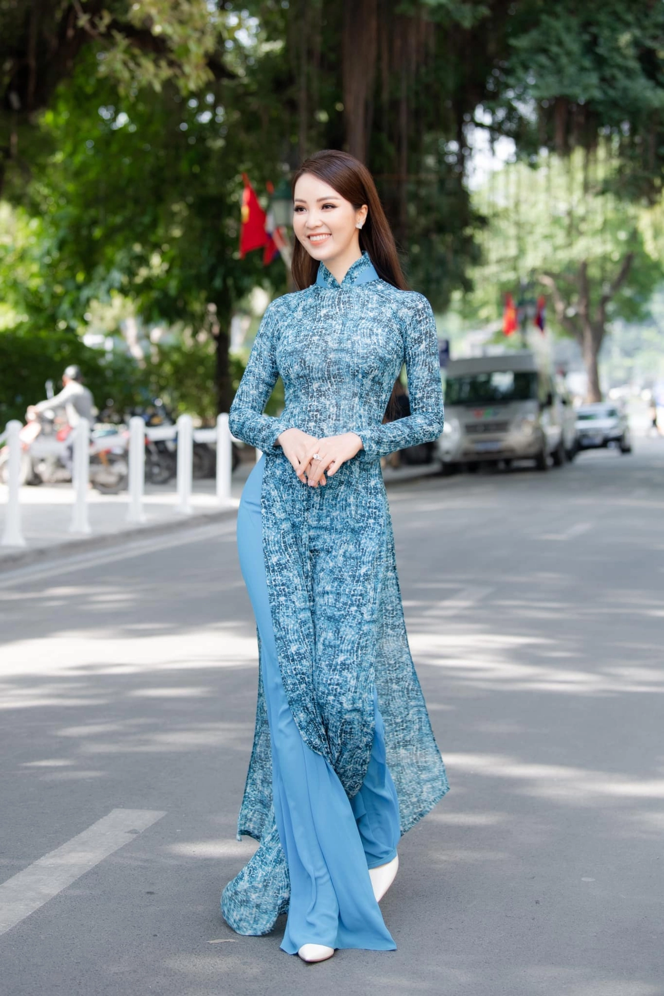Á hậu thuỵ vân diện đầm xẻ khoe báu vật trời ban tinh tế mặc thêm phụ tùng lên sóng - 3