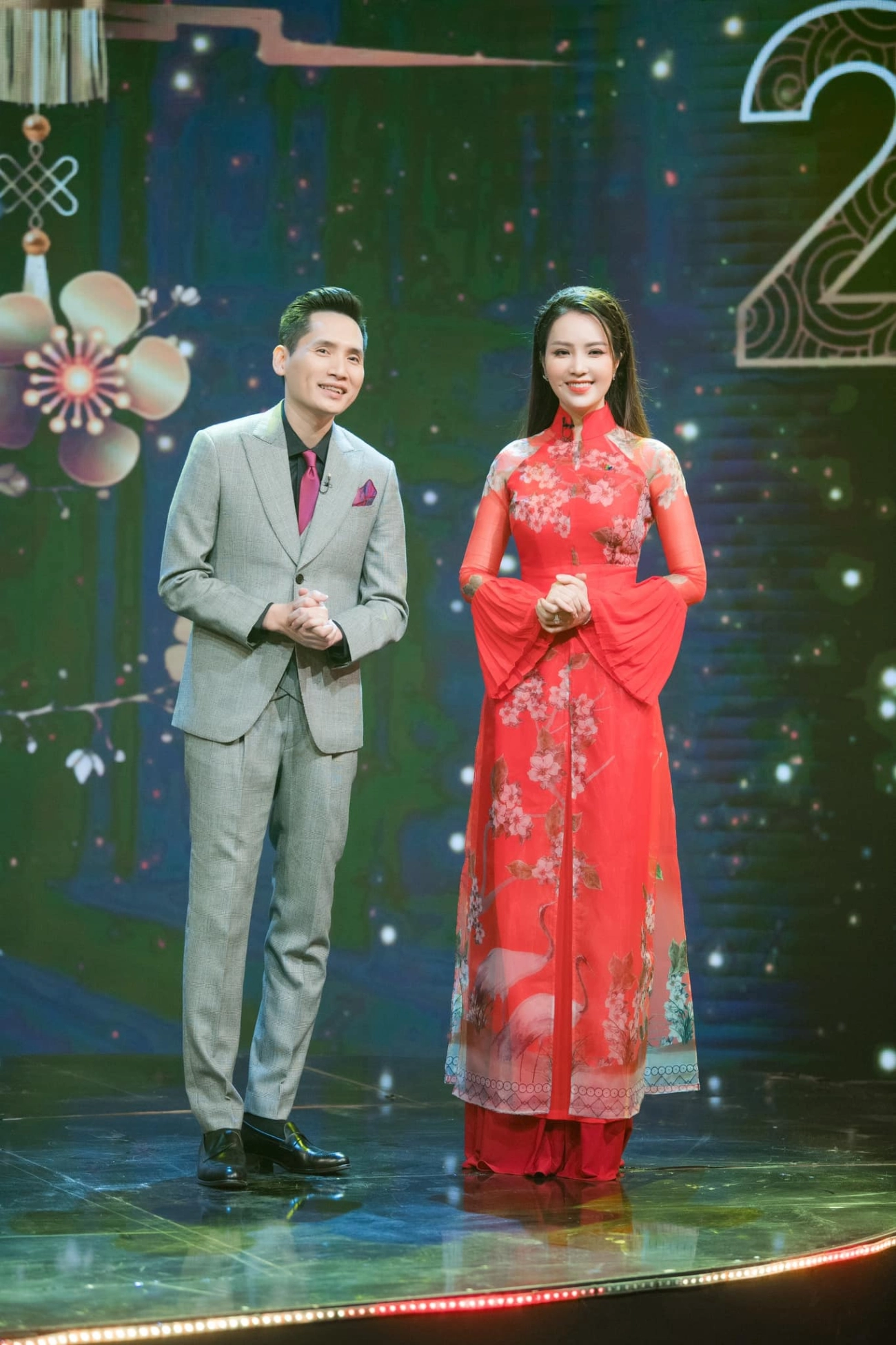 Á hậu thuỵ vân diện đầm xẻ khoe báu vật trời ban tinh tế mặc thêm phụ tùng lên sóng - 5