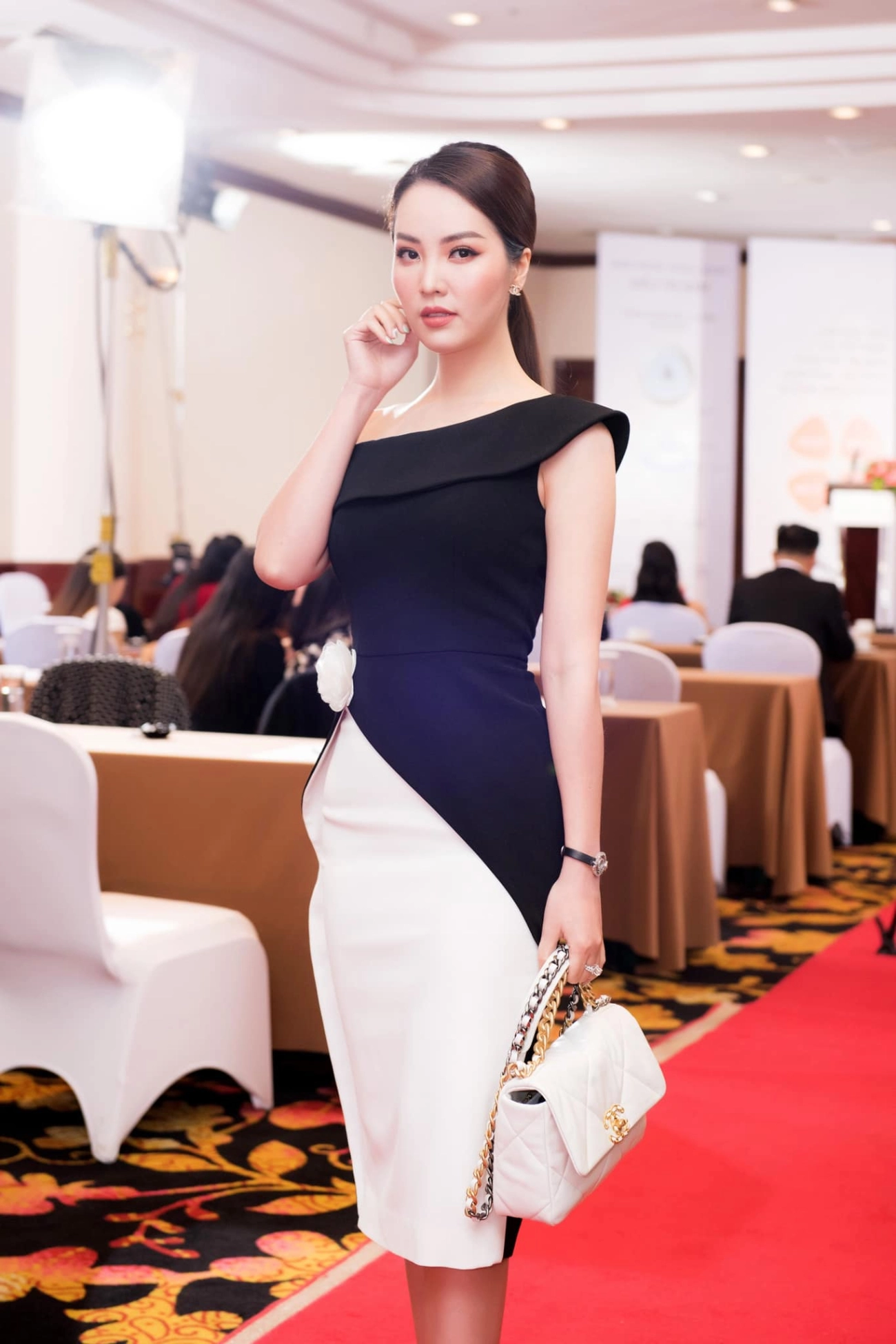 Á hậu thuỵ vân diện đầm xẻ khoe báu vật trời ban tinh tế mặc thêm phụ tùng lên sóng - 6