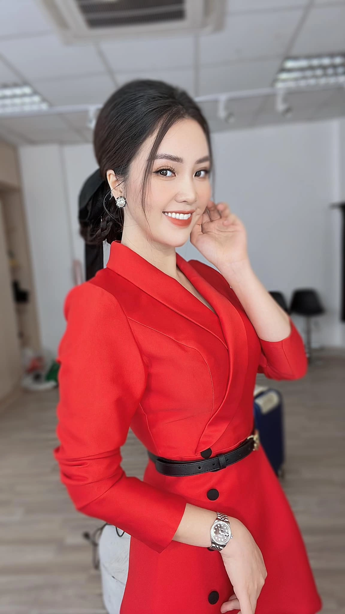 Á hậu thuỵ vân diện đầm xẻ khoe báu vật trời ban tinh tế mặc thêm phụ tùng lên sóng - 9