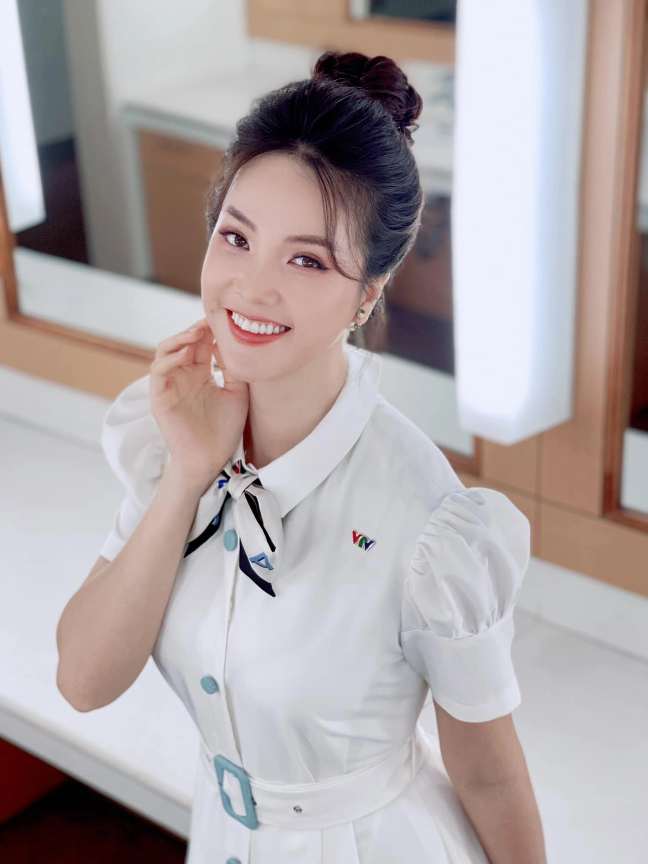 Á hậu thuỵ vân diện đầm xẻ khoe báu vật trời ban tinh tế mặc thêm phụ tùng lên sóng - 10