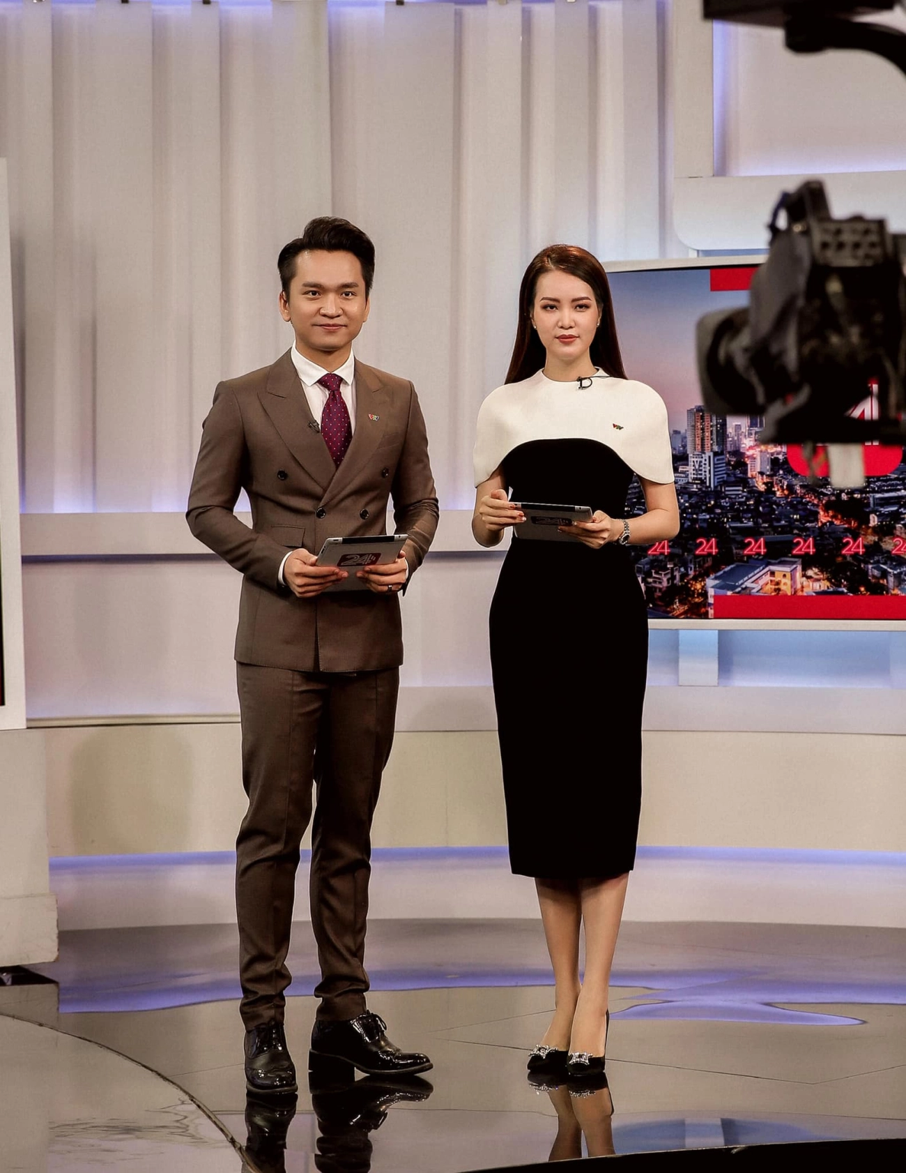 Á hậu thuỵ vân diện đầm xẻ khoe báu vật trời ban tinh tế mặc thêm phụ tùng lên sóng - 13