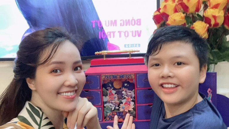 Á hậu thuỵ vân nhiều phen giật mình trước câu hỏi người lớn của con trai - 4