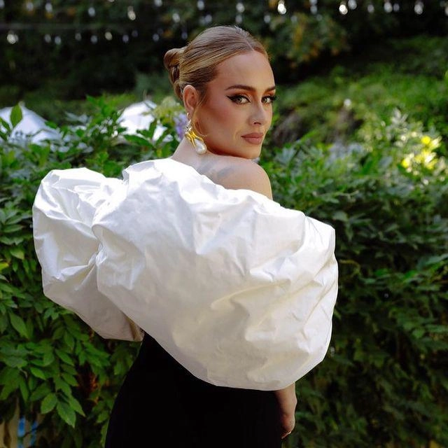 Adele trở lại chấn động với màn o ép ngực đầy đập tan hình ảnh nhăn nheo trước đó - 2