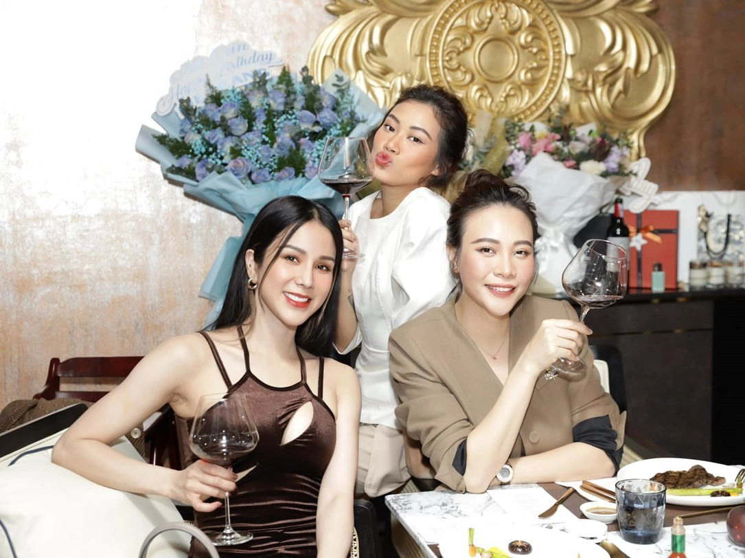 Ai cũng muốn có bạn như đàm thu trang cho không túi và dép xem giá không nói nên lời - 2