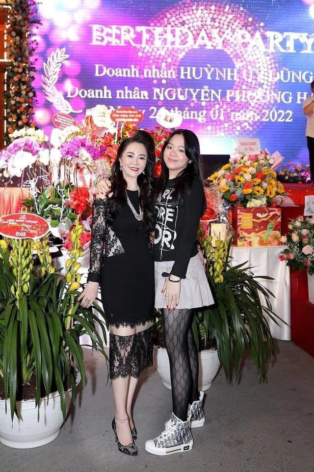 Ái nữ độc nhất của bà phương hằng mặc đồ hiệu cả cây mẹ dịu dàng con chất hết nấc - 1