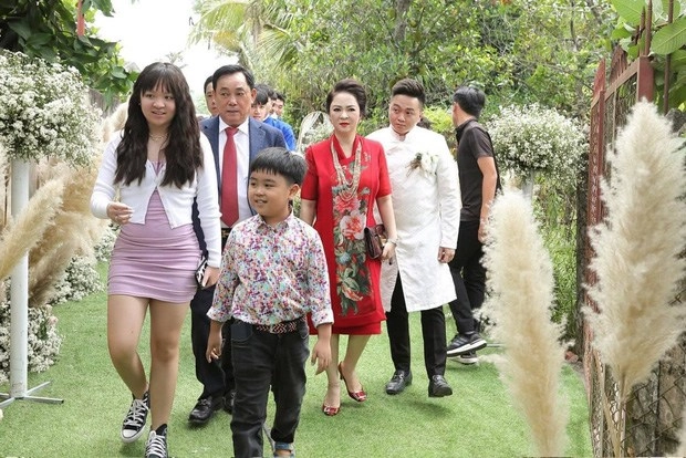 Ái nữ độc nhất của bà phương hằng mặc đồ hiệu cả cây mẹ dịu dàng con chất hết nấc - 6