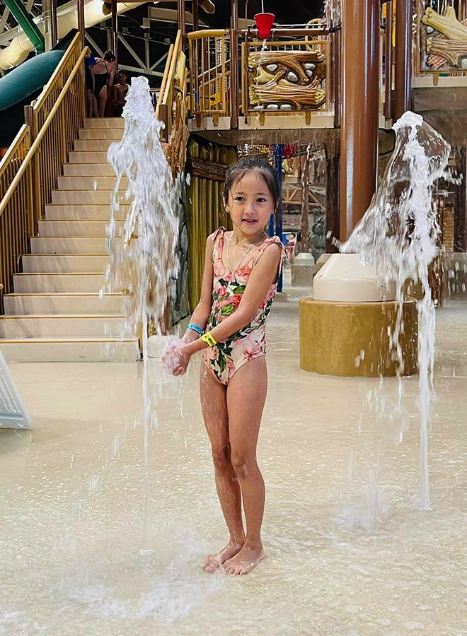 Âm thầm theo mẹ xuất ngoại giữa dịch con gái hà kiều anh xinh nổi bật trên đất mỹ - 5