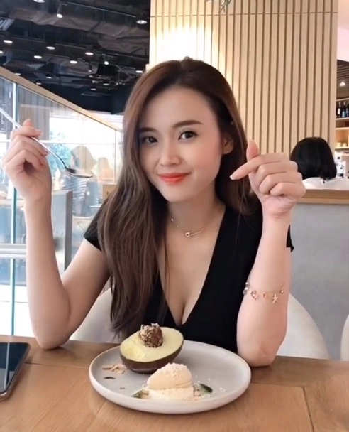 Ăn kem bơ thôi nhưng midu vẫn gây bão bởi màn vén tóc khoe khe ngực đẹp hút hồn - 2