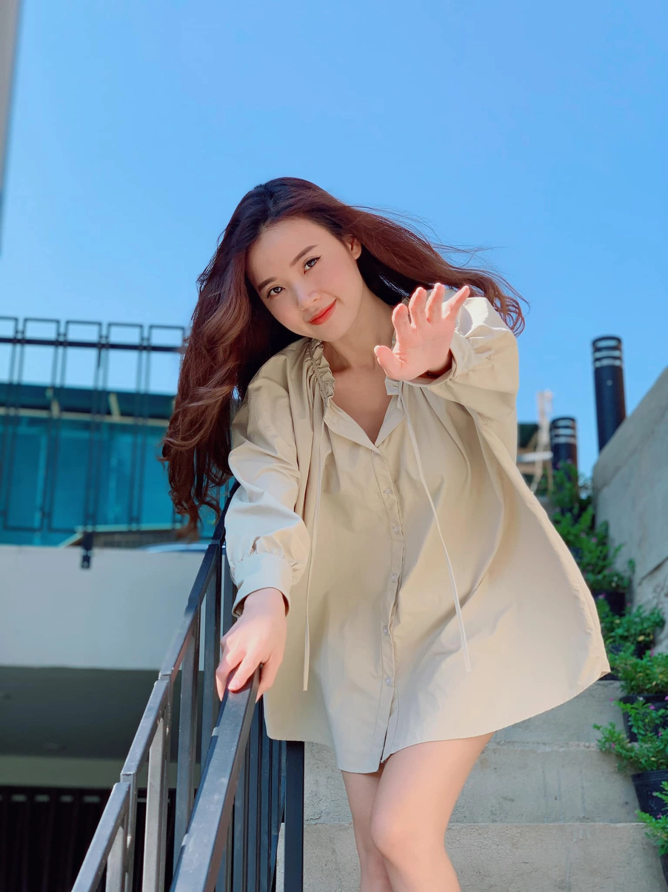 Ăn kem bơ thôi nhưng midu vẫn gây bão bởi màn vén tóc khoe khe ngực đẹp hút hồn - 6