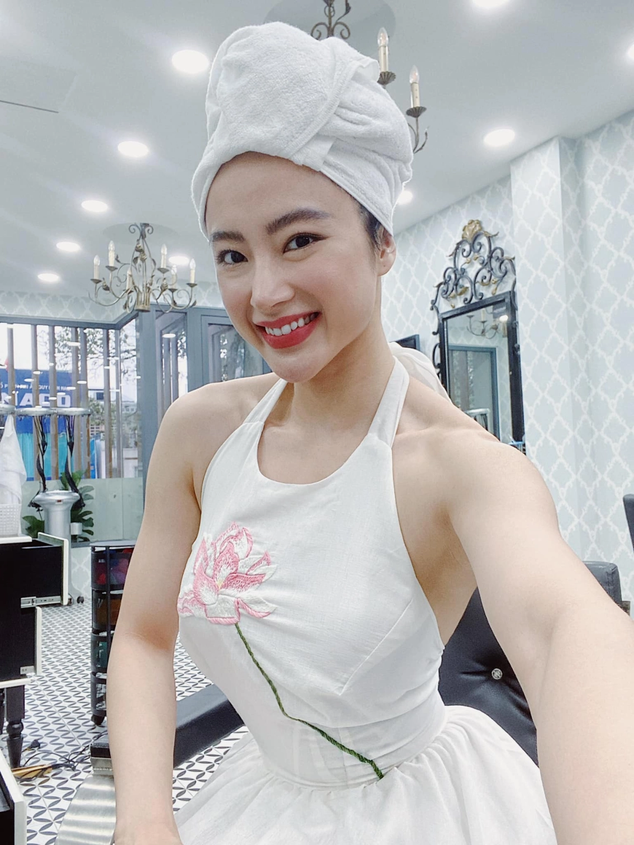 Angela phương trinh ăn vận đơn sơ đi chốt 4000m2 đất bên ngoài giản dị bên trong nhiều tiền - 8