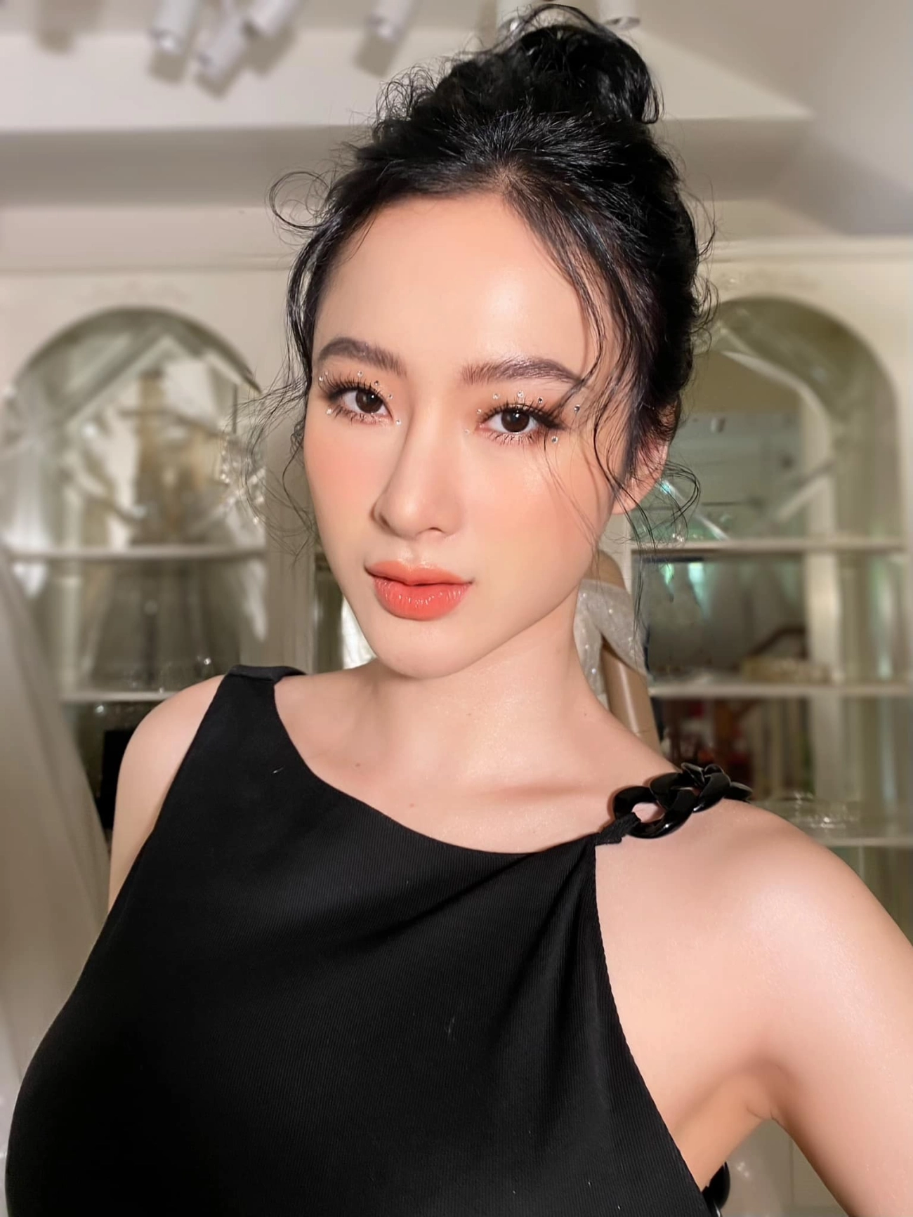 Angela phương trinh diện đầm gợi cảm ai nấy đều dán chặt mắt vào tấm lưng trần không tì vết - 1