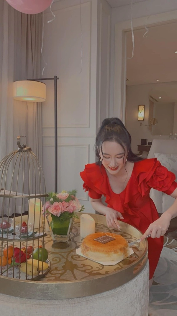 Angela phương trinh diện váy đỏ rực mừng tuổi mới chẳng hở hang mà xinh xuất sắc - 1