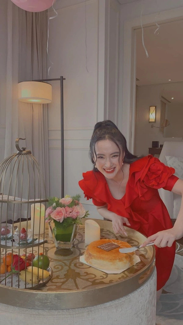 Angela phương trinh diện váy đỏ rực mừng tuổi mới chẳng hở hang mà xinh xuất sắc - 2