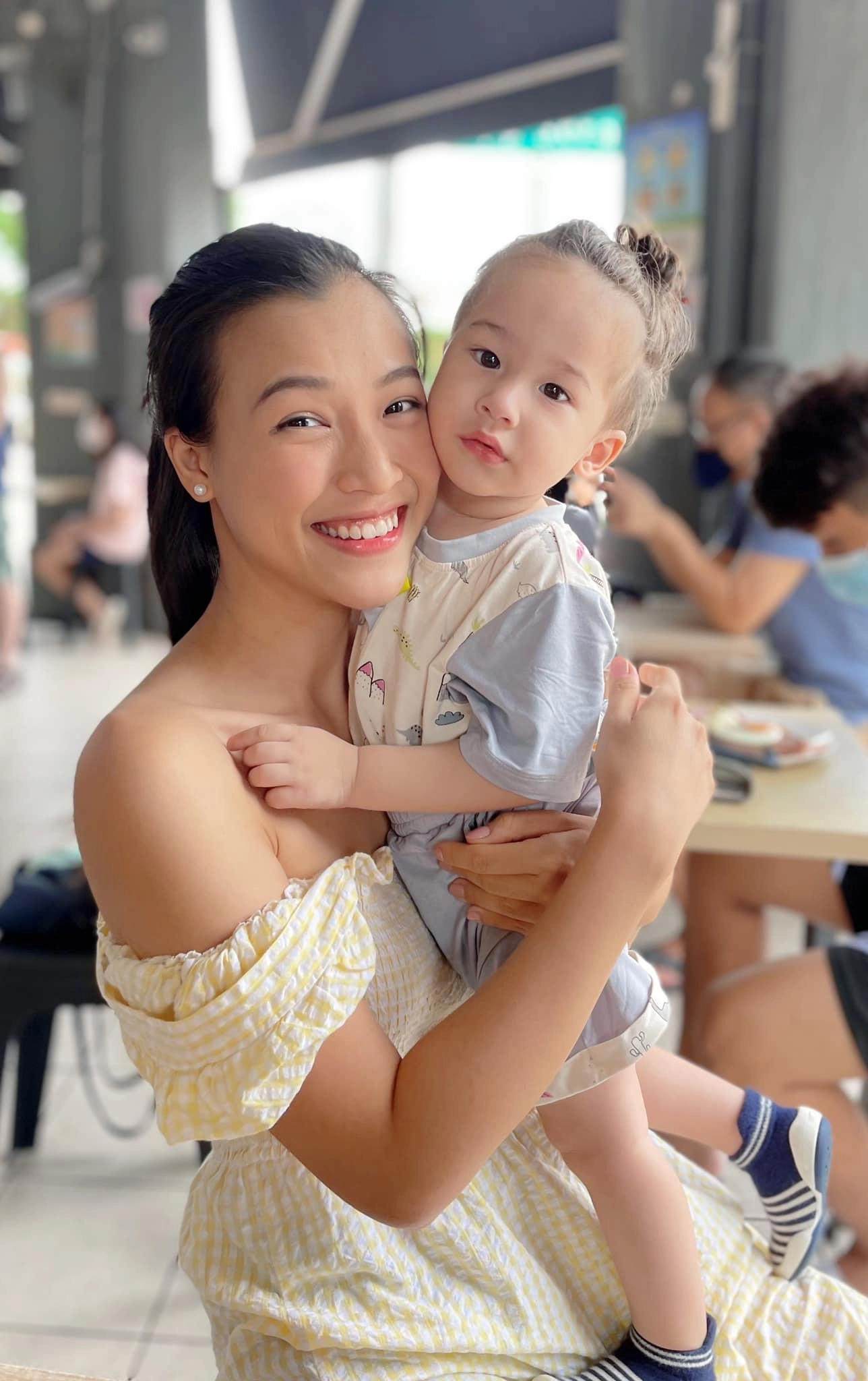 Ảnh độc hoàng oanh lần đầu khoe cảnh ngực trần da kề da với con lai tây lúc mới sinh - 4