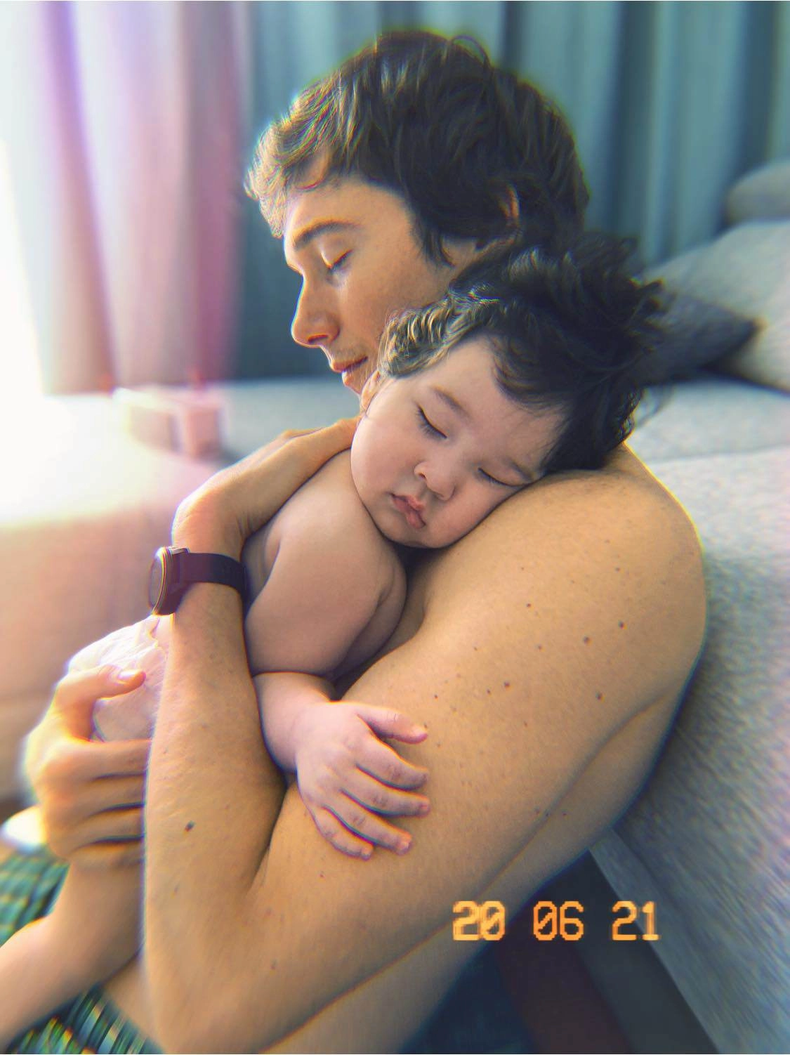 Ảnh độc hoàng oanh lần đầu khoe cảnh ngực trần da kề da với con lai tây lúc mới sinh - 7
