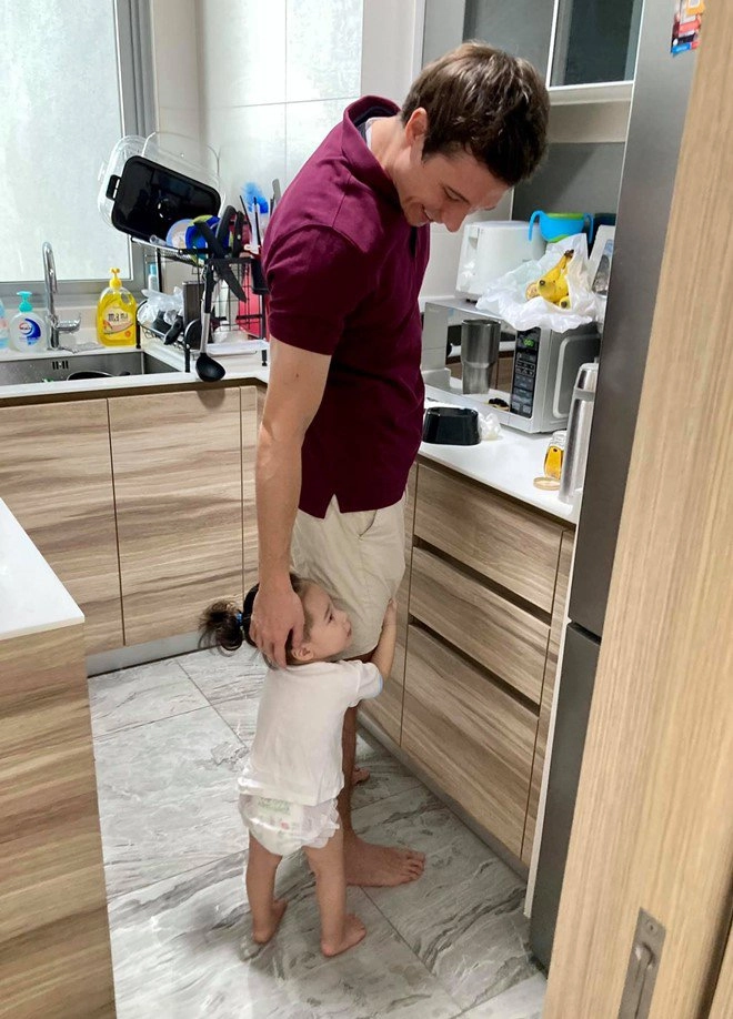 Ảnh độc hoàng oanh lần đầu khoe cảnh ngực trần da kề da với con lai tây lúc mới sinh - 9
