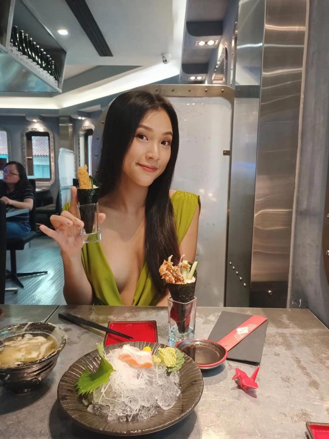 Ảnh độc hoàng oanh lần đầu khoe cảnh ngực trần da kề da với con lai tây lúc mới sinh - 15