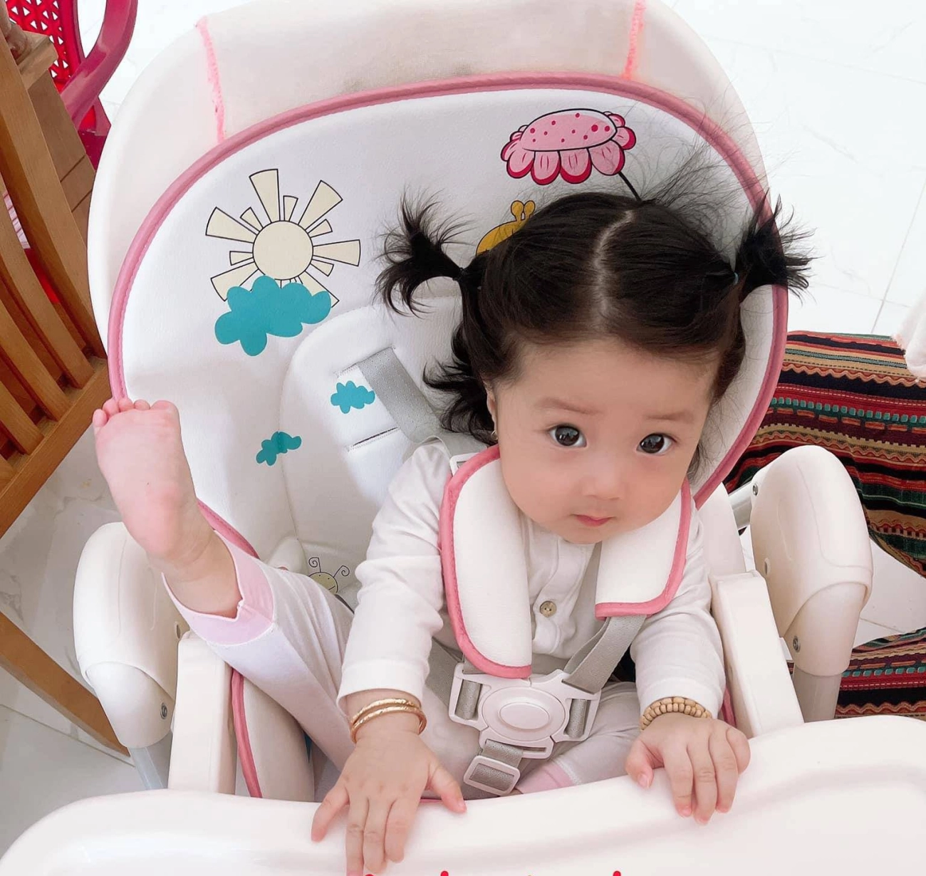 Ảnh mới nhất con gái lai hàn của lâm chấn khang gây cười vì tư thế ngồi bá đạo - 1