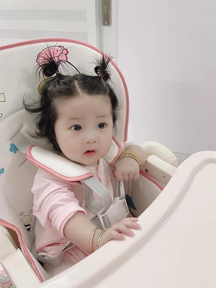 Ảnh mới nhất con gái lai hàn của lâm chấn khang gây cười vì tư thế ngồi bá đạo - 2