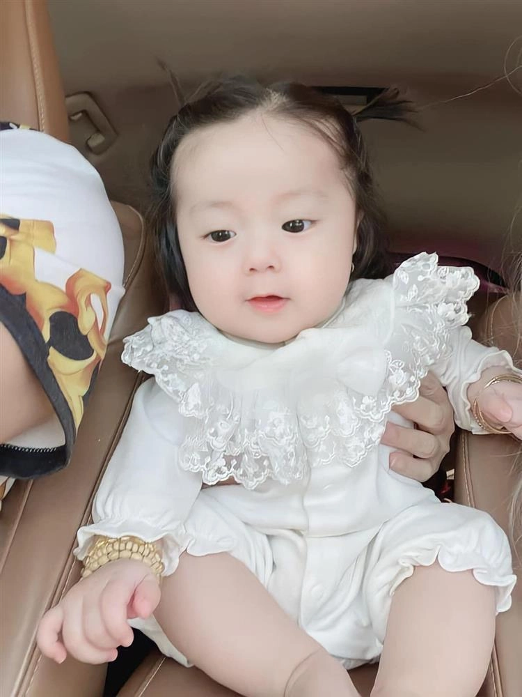 Ảnh mới nhất con gái lai hàn của lâm chấn khang gây cười vì tư thế ngồi bá đạo - 4