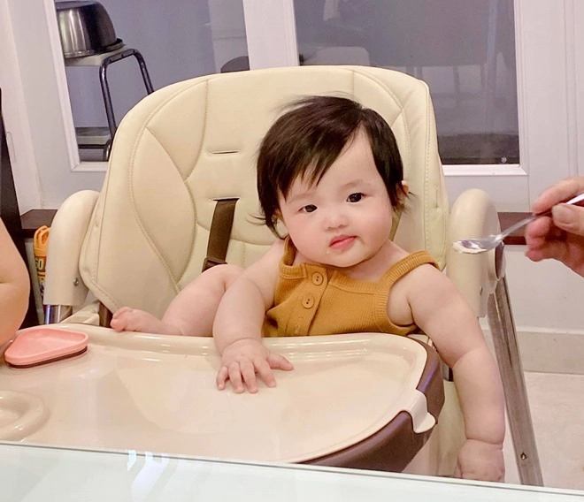 Ảnh mới nhất con gái lai hàn của lâm chấn khang gây cười vì tư thế ngồi bá đạo - 5