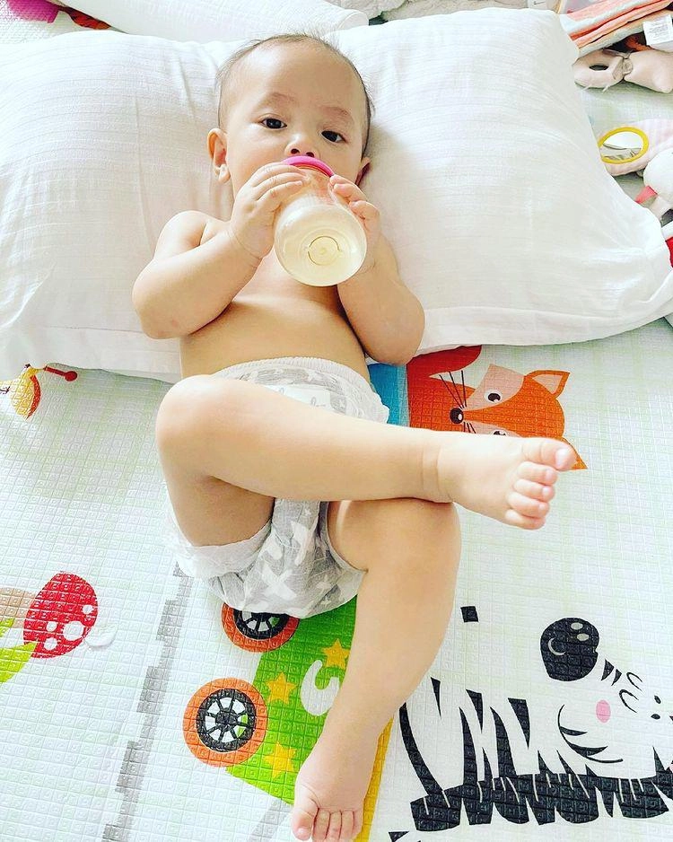 Ảnh mới nhất con gái lai hàn của lâm chấn khang gây cười vì tư thế ngồi bá đạo - 6