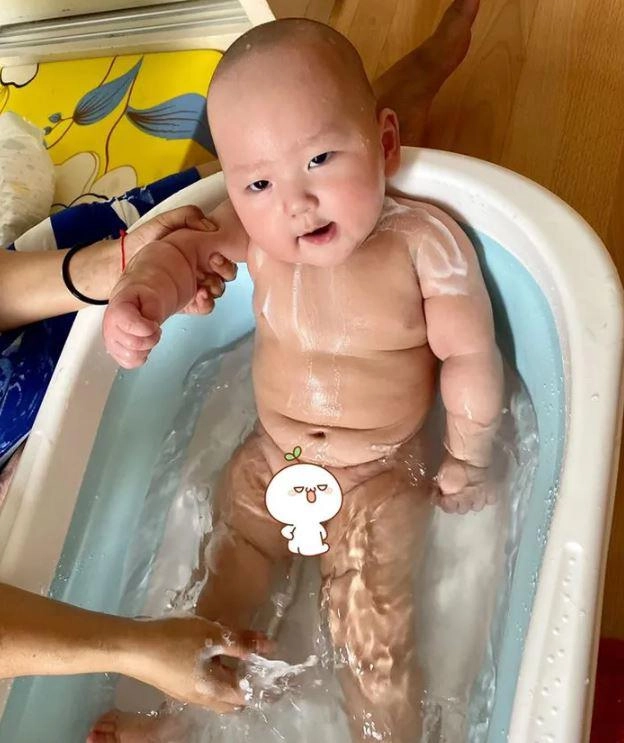 Ảnh mới nhất con gái lai hàn của lâm chấn khang gây cười vì tư thế ngồi bá đạo - 8