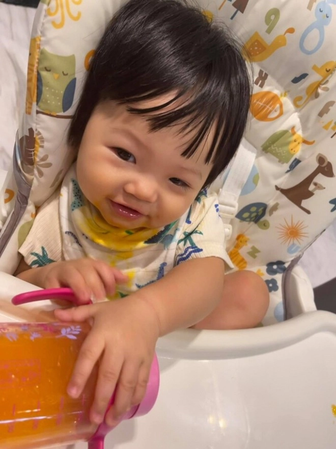 Ảnh mới nhất con gái lai hàn của lâm chấn khang gây cười vì tư thế ngồi bá đạo - 9
