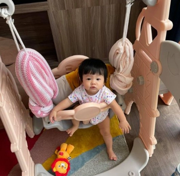 Ảnh mới nhất con gái lai hàn của lâm chấn khang gây cười vì tư thế ngồi bá đạo - 10
