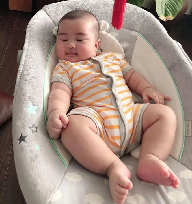Ảnh mới nhất con gái lai hàn của lâm chấn khang gây cười vì tư thế ngồi bá đạo - 11