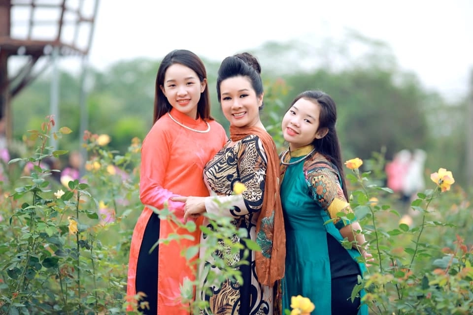 Bà hoàng phòng vé bị nhầm là vợ xuân hinh làm mẹ đơn thân 2 con gái hoa khôi - 4