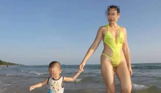 Bà mẹ bị chỉ trích vì diện bikini bé xíu tạo dáng nhạy cảm đi biển với con - 1