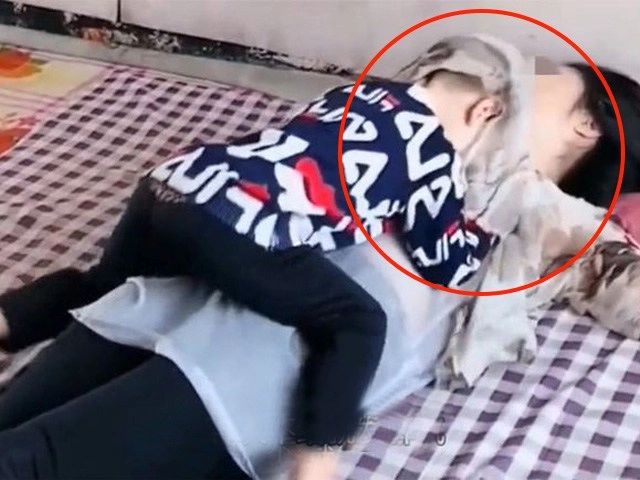 Bà mẹ cho con 9 tuổi bú lên tiếng mẹ chồng mình ủng hộ còn khoe cháu bú mẹ nên 9 tuổi đã mở lớp tiếng anh tự tin - 2