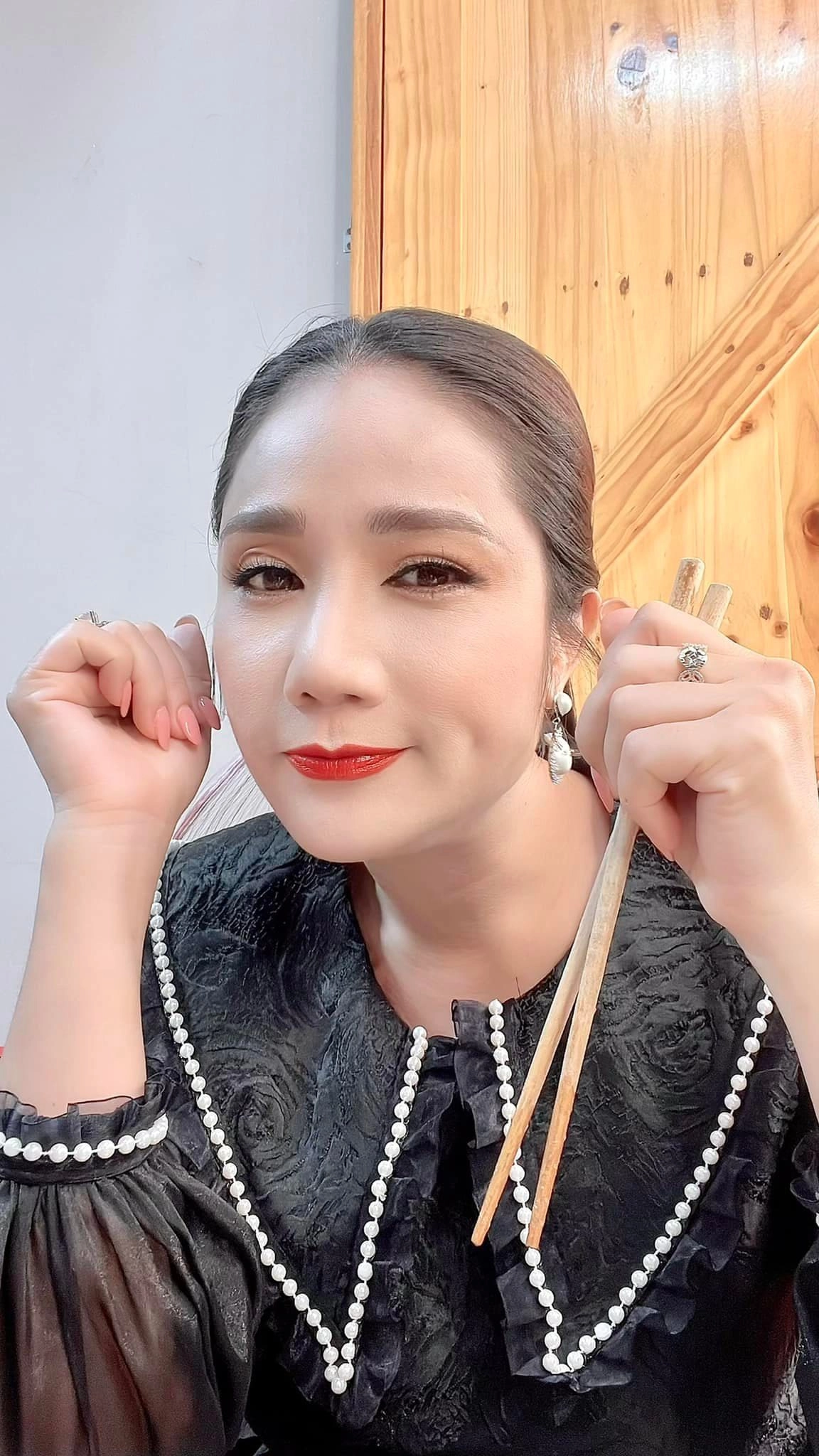 Bà mối cát tường gặp nạn làm đẹp chị em không cẩn thận cũng dễ mắc phải - 1