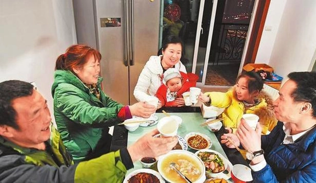 Bà ngượng chín mặt khi cháu hỏi sao hay đến nhà cháu ăn cơm nhờ người mẹ đáp cực hay - 1