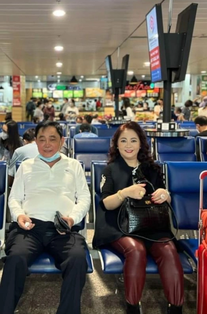 Bà phương hằng lên đồra sân bay sành hết cỡ diện quần da chất chơi tay xách túi cá sấu - 2