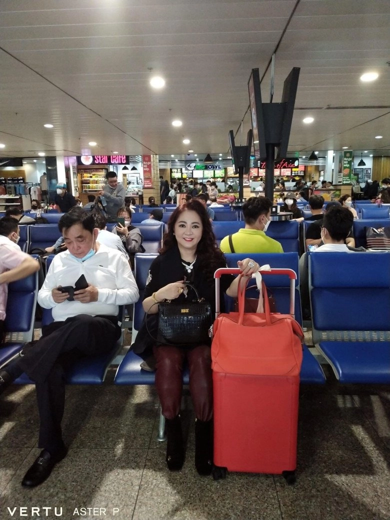 Bà phương hằng lên đồra sân bay sành hết cỡ diện quần da chất chơi tay xách túi cá sấu - 3