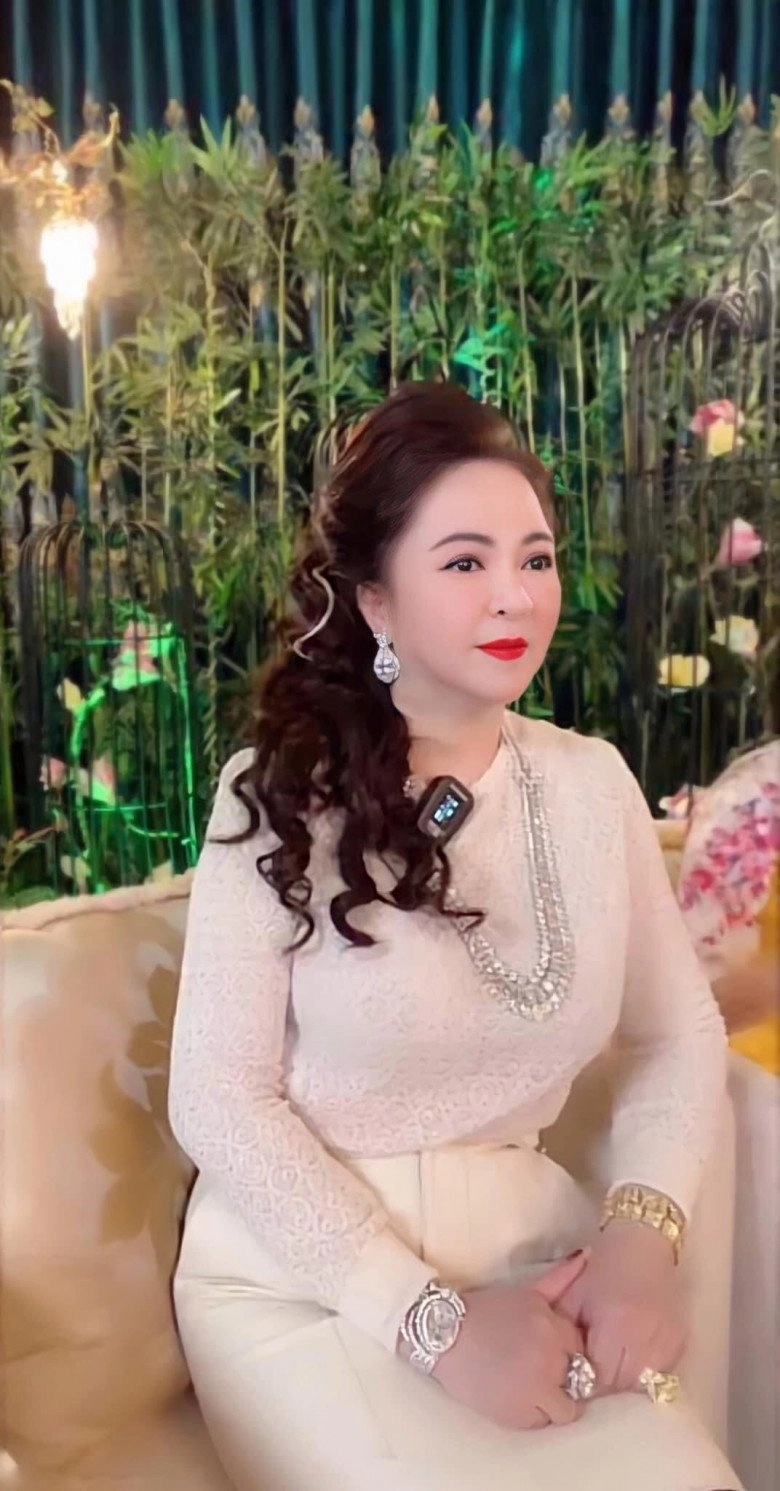 Bà phương hằng trang điểm đậm phản tác dụng càng nhẹ nhàng lại càng trẻ trung - 14