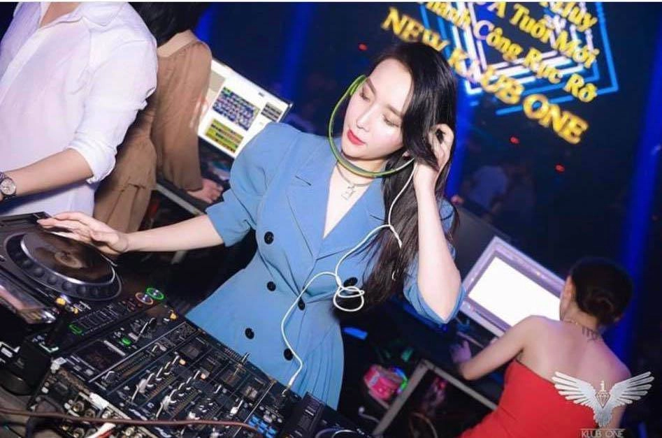 Bà xã dj của khắc việt mặc kín chơi nhạc vẫn vô cùng gợi cảm khéo khoe hình thể vàng mười - 2