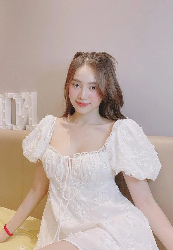 Bản sao ninh dương lan ngọc khoe vòng một tràn trề với nội y thể thao - 2